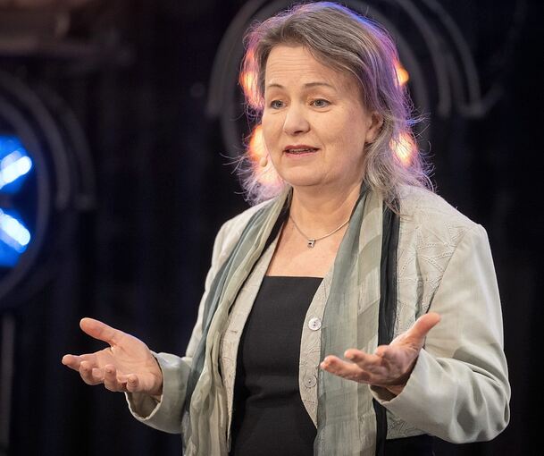 Anke Schmietainski auf dem internationalen Speaker-Slam in Wiesbaden.