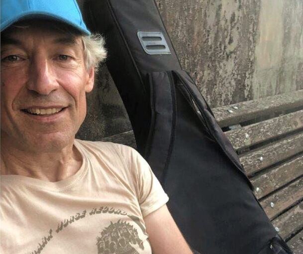 Gerhard Müller mit seiner Gitarre während der Tour entlang der Donau in Bulgarien.