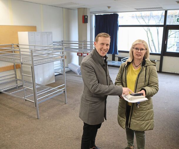 Bürgermeister Jan Hambach und Verwaltungsmitarbeiterin Susanne Jaschke in einem der einfach und zweckmäßig eingerichteten ehemaligen Klassenzimmer.