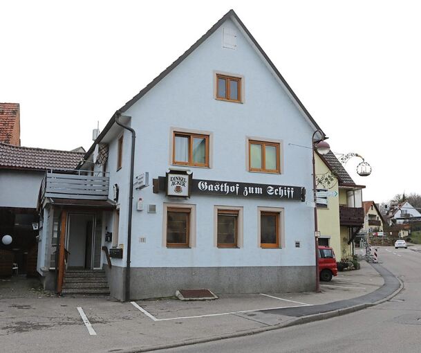 Zwei Mal hatte es im August 2018 in der seit 2017 genutzten Flüchtlingsunterkunft gebrannt. Einen deutlich größeren Brand (Schaden: rund eine halbe Million Euro) gab es dann im Februar 2022, der das Gebäude letztlich unbewohnbar machte.