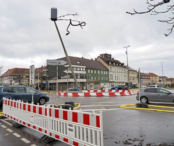 Ein Gewirr in Rot-Weiß: Ab Sommer wird der Kreisel umgebaut.