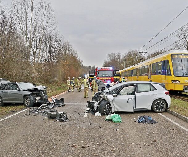 Bei dem schweren Unfall in Remseck wurde eine Frau getötet. Zwei Männer und eine weitere Frau erlitten schwere Verletzungen. Screenreader