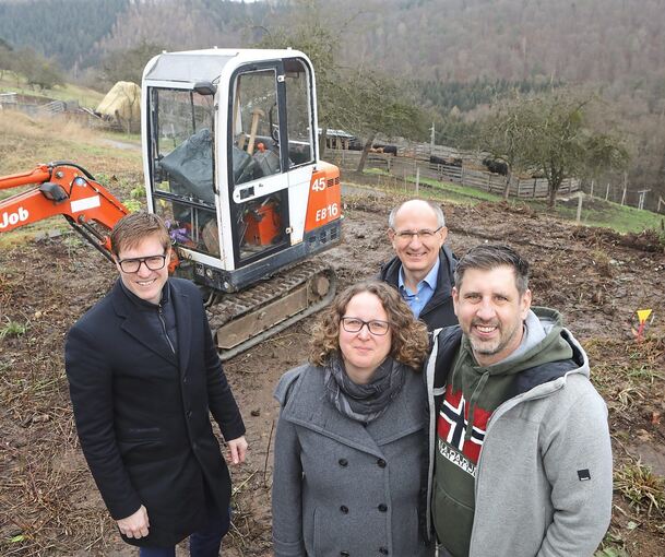 Am Ortsrand von Prevorst verwirklichen Britta Gemm und Andreas Schröder (vorne) ihren Traum vom Eigenheim. Das freut Bürgermeister Markus Kleemann (links) und Rainer Körner von der KHB-Creativ Wohnbau.