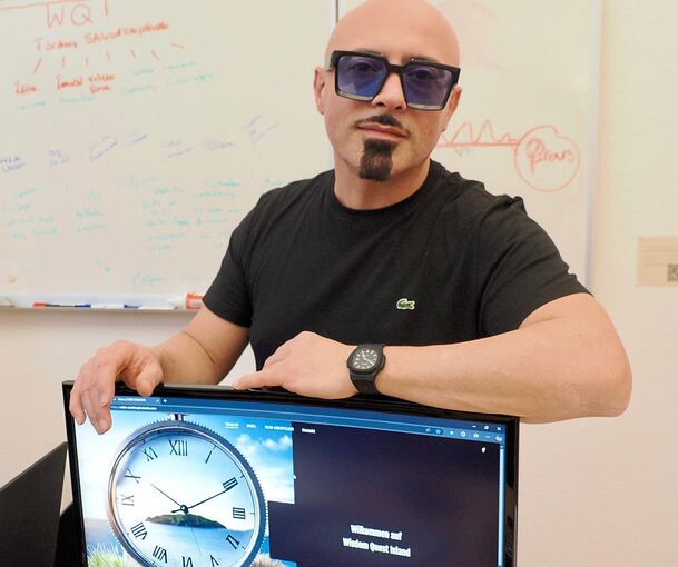 Raffaele Silvestre an seinem Arbeitsplatz im Film- und Medienzentrum Ludwigsburg. Auf dem Bildschirm ist das Logo des Computerspiels zu sehen, das er entwickelt.