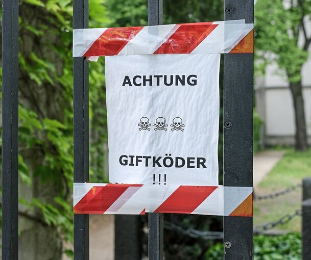 Warnhinweis für Hundebesitzer. Verschluckt ein Hund einen Giftköder, kann es tödlich für ihn ausgehen.