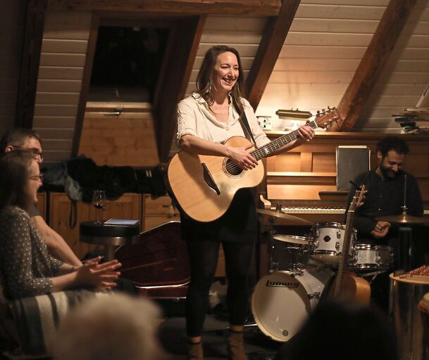 Singer-Songwriterin Heidi Frank spielt in einem Bietigheimer Wohnzimmer.