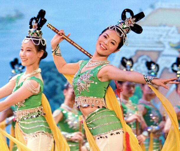 Anmutige Tänzerinnen und schöne Kostüme, das verspricht der Auftritt des Tanzensembles Shen Yun in Ludwigsburg. Nach Meinung von Kritikern trügt der schöne Schein.