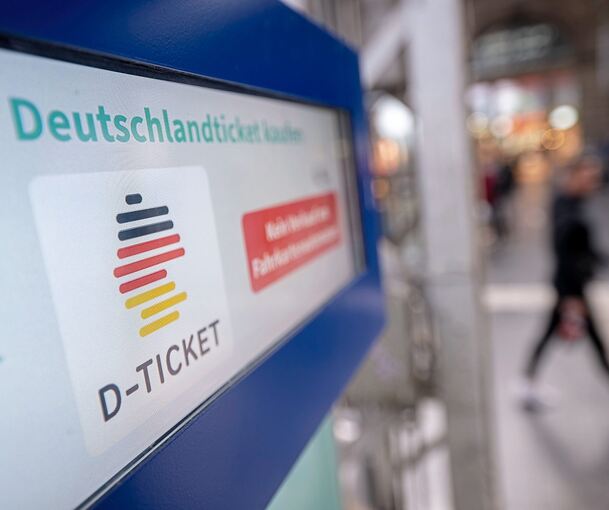 Das Deutschland-Ticket gilt als Erfolgsmodell, um mehr Nutzer in Busse und Bahnen zu bringen, vor allem nach dem Einbruch durch Corona.