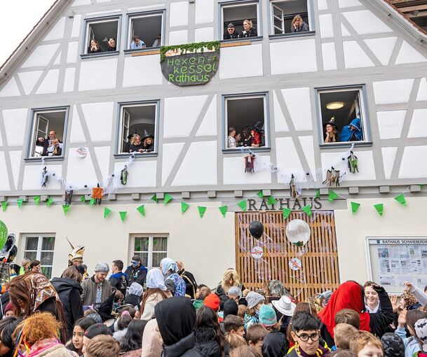 Die Gagerbach-Hexen haben das Schwieberdinger Rathaus gestürmt.