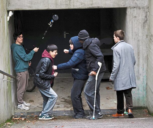 Das Drogengeschäft geht schief: Der drogensüchtige Lehrer Haag alias Felix (rechts) hat seinen Schüler Harun aka Kenai (2.v.l.) erkannt, der sich in die Drogengang Nachtfalter eingeschleust hat, um mit seiner Schülerbande Cornerboys den Drogenring au