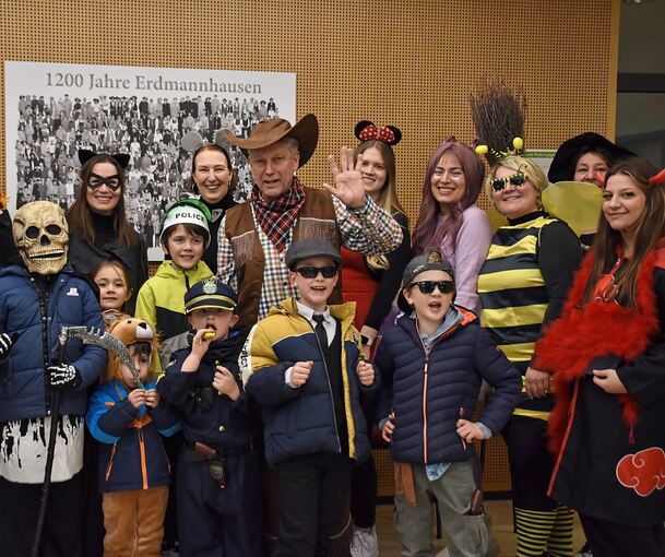 Von Kindern, Bienen und Miezen in die Mangel genommener Bürgermeister Marcus Kohler – als Cowboy verkleidet – beim Rathaussturm.