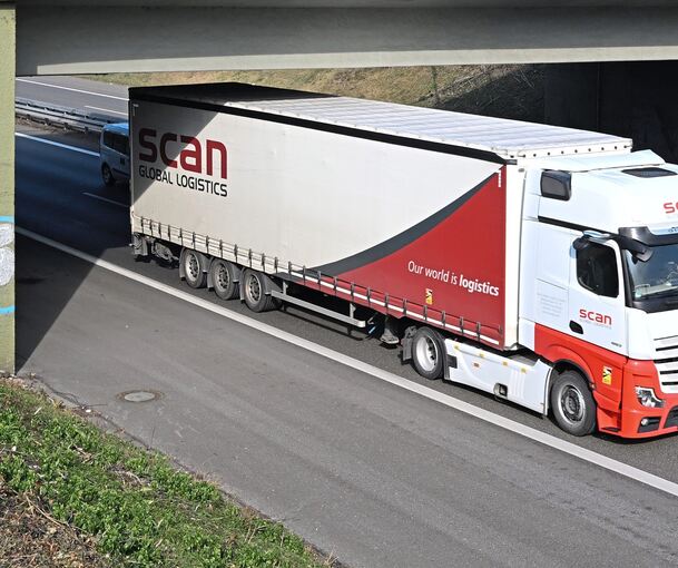 Ein Lastwagen hat eine Fußgängerbrücke beschädigt. Ein Lastwagen hat eine Fußgängerbrücke beschädigt.