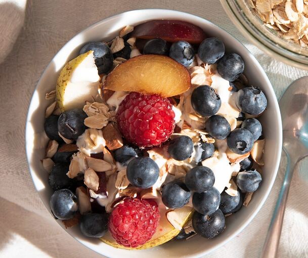 Der perfekte Start: Mit einem Müsli aus Getreide, Joghurt und frischem Obst fängt der Tag gut an.