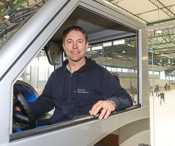 Eismeister Falk Pätzold  fährt ungefähr acht Mal pro Tag mit der Eismaschine über die Fläche. Foto: Ramona Theiss