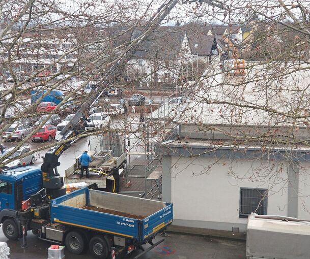 Blick auf die Dacharbeiten an der Lidl-Filiale in der Ludwigsburger Oststadt.