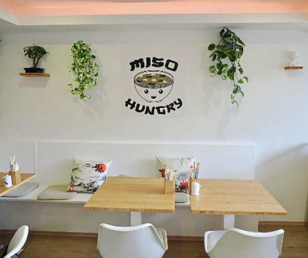 Puristisch ist das Ambiente in dem Lokal.