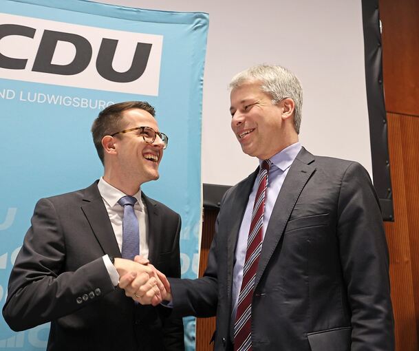 Der strahlende Lukas Tietze (links) in Kornwestheim. Steffen Bilger, der bei der Bundestagswahl vor wenigen Tagen das Direktmandat holte, gratuliert.