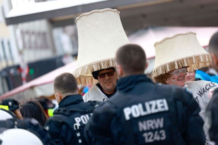 Weiberfastnacht im Rheinland - Beginn des Straßenkarnevals Weiberfastnacht im Rheinland - Beginn des Straßenkarnevals