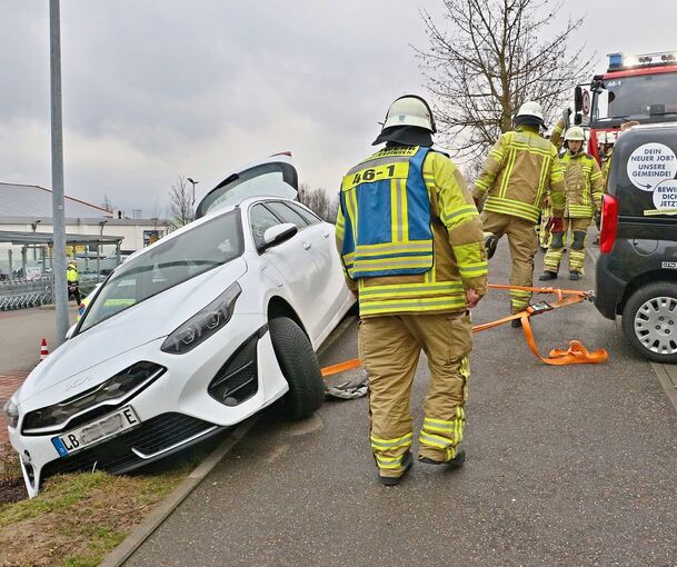 Ordnungsdienstmitarbeiter hatten das Auto bereits provisorisch befestigt.