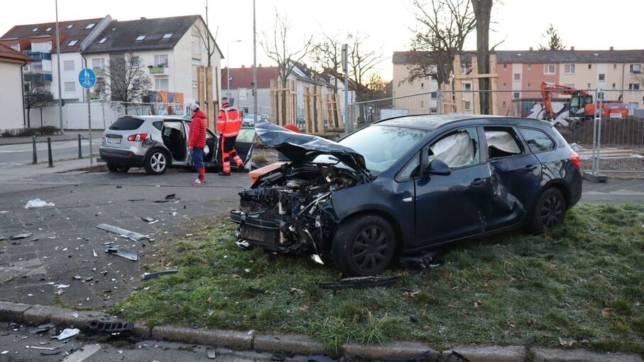 Drei Menschen bei Frontalzusammenstoß zweier Autos verletzt