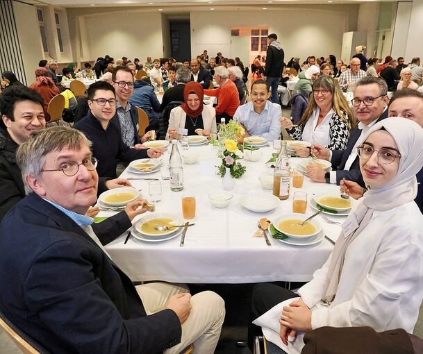 Bürgermeister Jan Trost, Gemeinderäte und Landtagsabgeordnete sind zum Fastenbrechen gekommen.