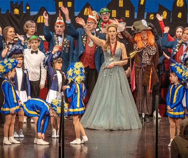 Klein und Groß sorgen von der Bühne aus für Stimmung.