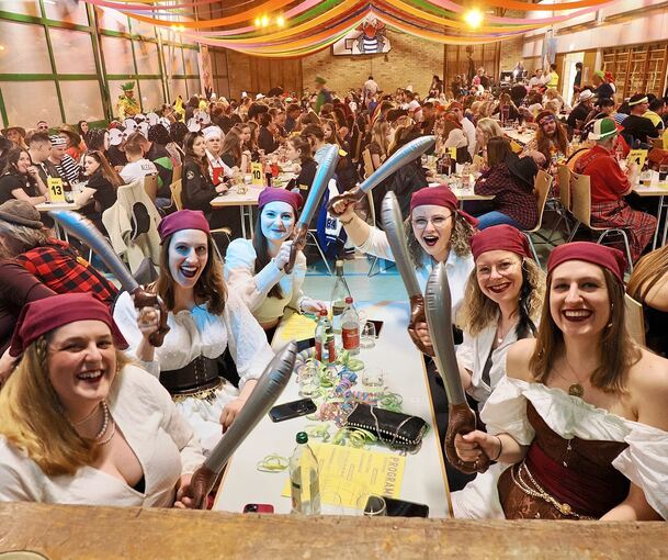 Gut gelaunte Piratinnen entern die Veranstaltungshalle in Poppenweiler.