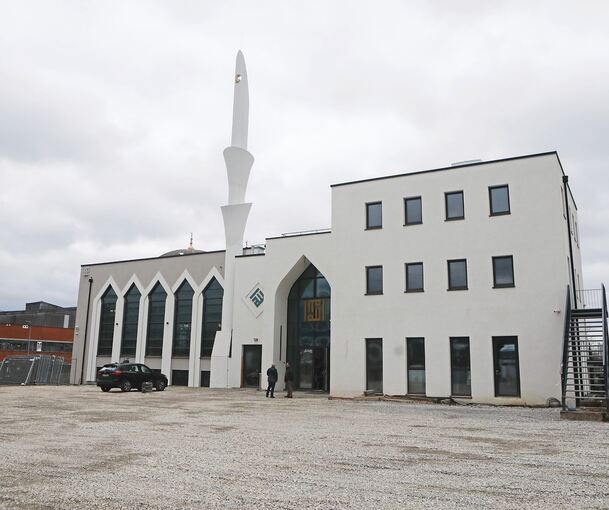 Strahlend weiß hebt sich die Ayasofia Moschee vom Gewerbe drumherum ab.