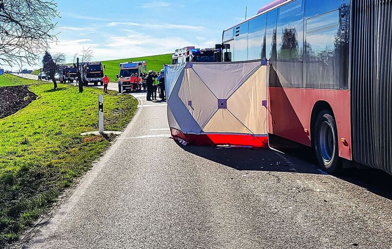 Tödlicher Verkehrsunfall mit Bus - Motorradfahrer stirbt
