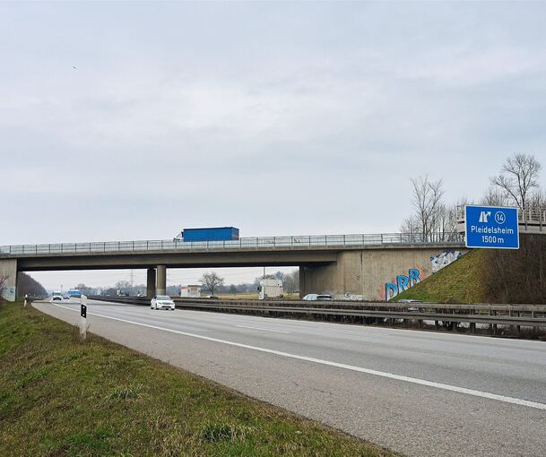 Die Brücke über die Autobahn bei Pleidelsheim muss saniert werden.