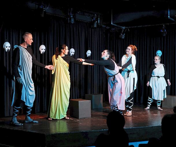 Das antike Troja brennt, fünf Überlebende suchen eine neue Heimat.