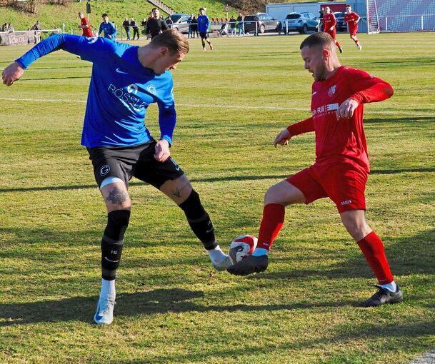 Kampf um den Ball beim Spiel des TASV Hessigheim (rotes Trikot) gegen den SV Germania Bietigheim.