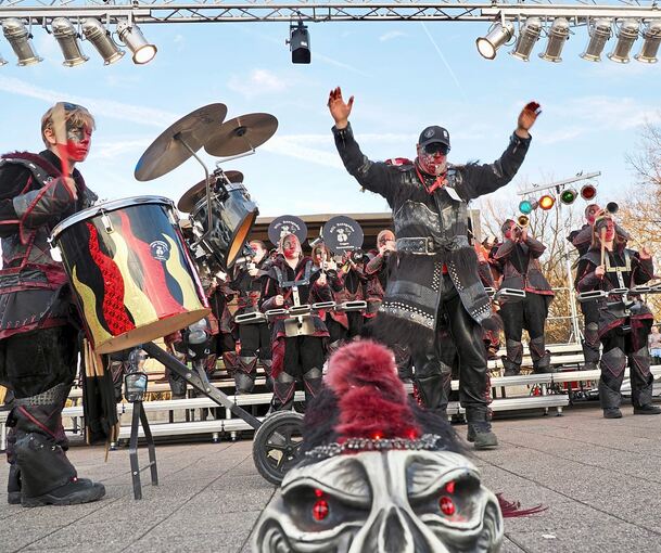 Rolf Bahr (mit erhobenen Armen) dirigiert seine Guggenmusiker.