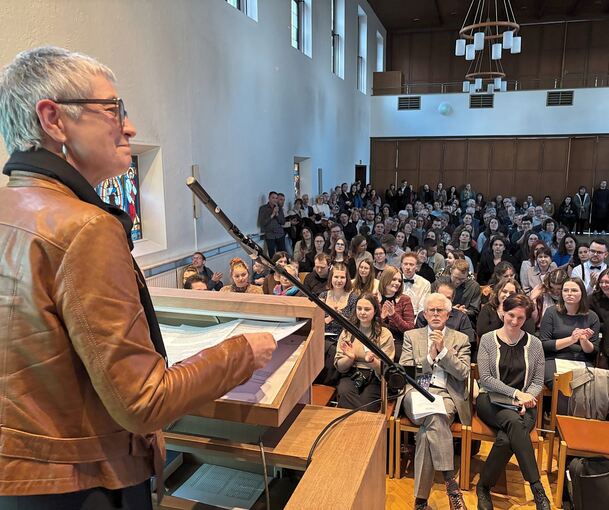 Oberkirchenrätin Carmen Rivuzumwami überreichte einen Preis an eine Studentin.