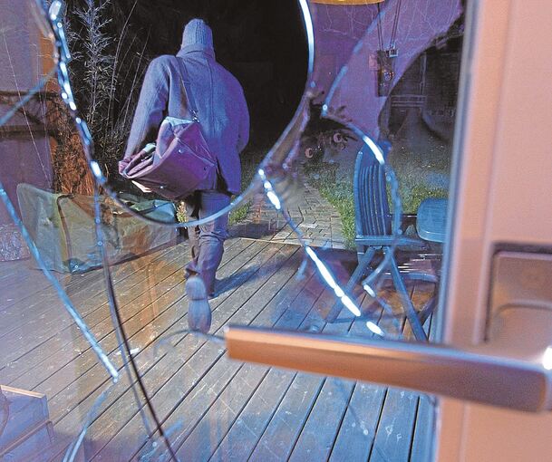 Mit einem Stein zerschlugen die Täter die Fenster und gelangten so in die Räumlichkeiten.