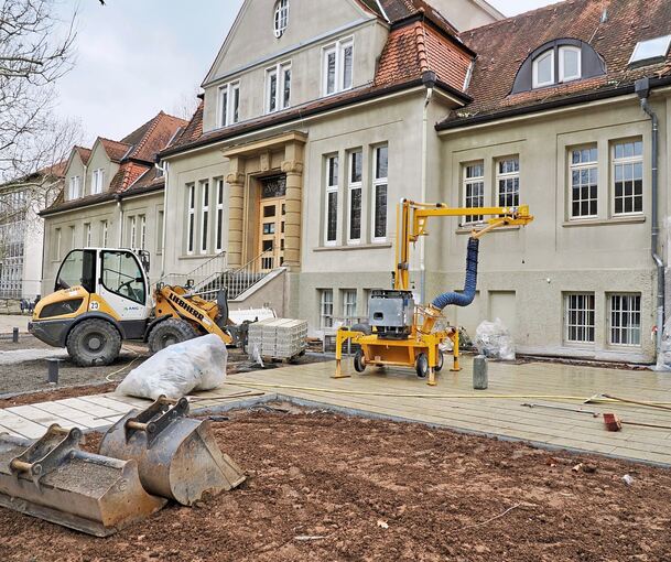 Bauarbeiten vor dem alten Stadtbad in Ludwigsburg.