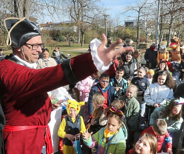 Bürgermeister Jan Trost verteilte beim Kinderfasching im vergangenen Jahr Bonbons an die Kinder.