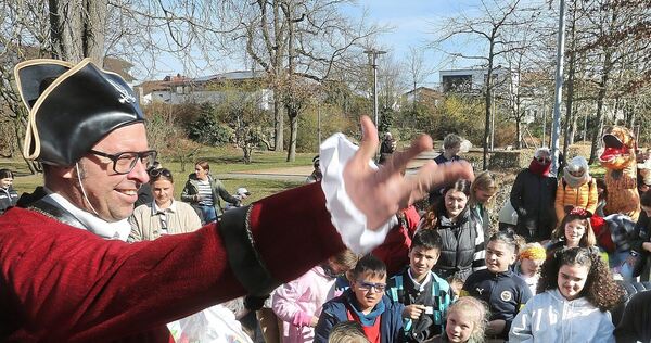Bürgermeister Jan Trost verteilte beim Kinderfasching im vergangenen Jahr Bonbons an die Kinder.