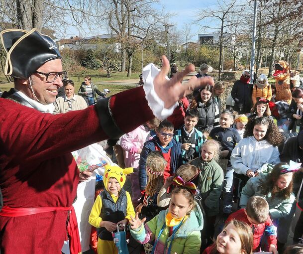 Bürgermeister Jan Trost wirft beim Kinderfasching vor einem Jahr Süßigkeiten in die Menge. In diesem Jahr hatte der Bürgermeister das Event abgesagt.