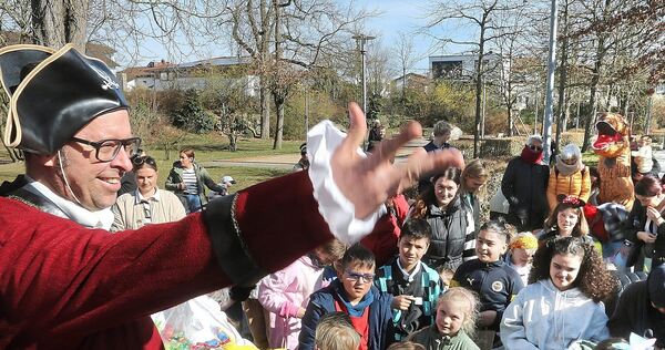 Im vergangenen Jahr warf Bürgermeister Jan Trost als Pirat verkleidet Süßigkeiten in die Menge.