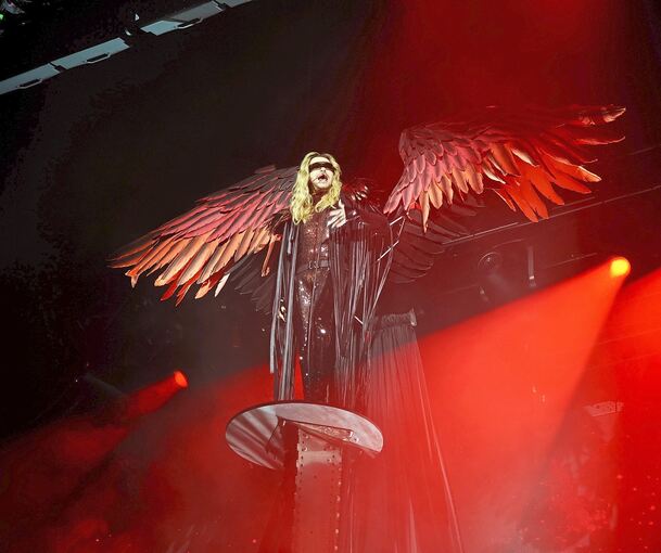 Erfolg verleiht Flügel: Bill Kaulitz in luftigen Höhen.