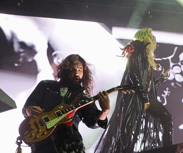 Zwillingsbruder Tom Kaulitz tobt sich an den sechs Saiten aus.