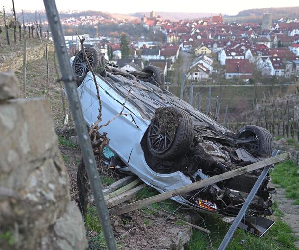 Das Auto ist auf dem Dach gelandet.