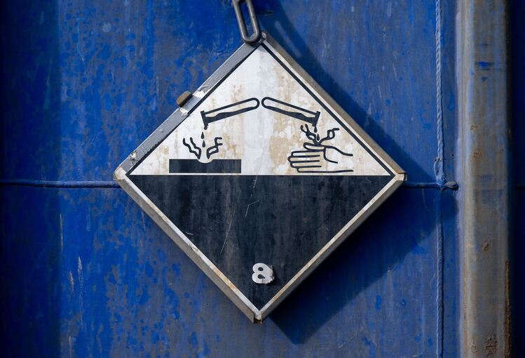 Fass mit ätzender Chemikalie läuft aus Fass mit ätzender Chemikalie läuft aus