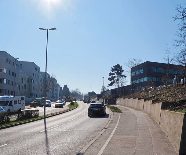 Als Teil der groß angelegten Sanierung wird diese Stützwand bei Valeo abgebrochen und leicht versetzt neu errichtet. Ziel ist es, mehr Platz für Radler und Fußgänger zu schaffen.