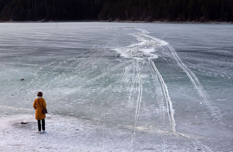 Mehrere Menschen auf zugefrorenem Eibsee eingebrochen Mehrere Menschen auf zugefrorenem Eibsee eingebrochen