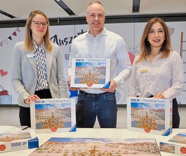 Freuen sich auf das Ludwigsburg XXl-Puzzle: Das Foto zeigt (von links) Nina Zimmerer (Ravensburger), Stephan Hurst (Schlossverwaltung) und Meltem Boyraz (Marstall)