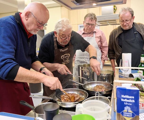 Roland Schweizer und Thomas Keller (von links) bereiten das Iberico-Fleisch zu. Wolfgang Trautwein und Thomas Bauermeister schauen den beiden auf die Finger.