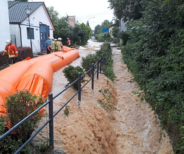 Einsatz der Feuerwehr Remseck nach einem Starkregen am 22. Juni 2019. Mit einem mobilen Hochwasserschutz (Beaver) wird verhindert, dass Wasser in die Gebäude eindringt.