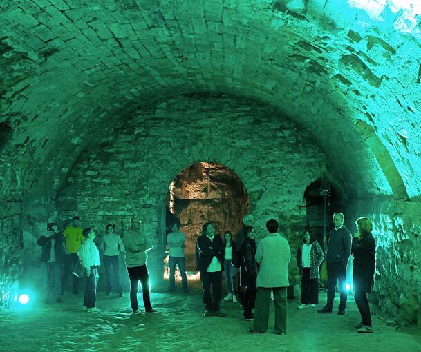 Die Führung geht ins Gewölbe unter dem Gebäude.